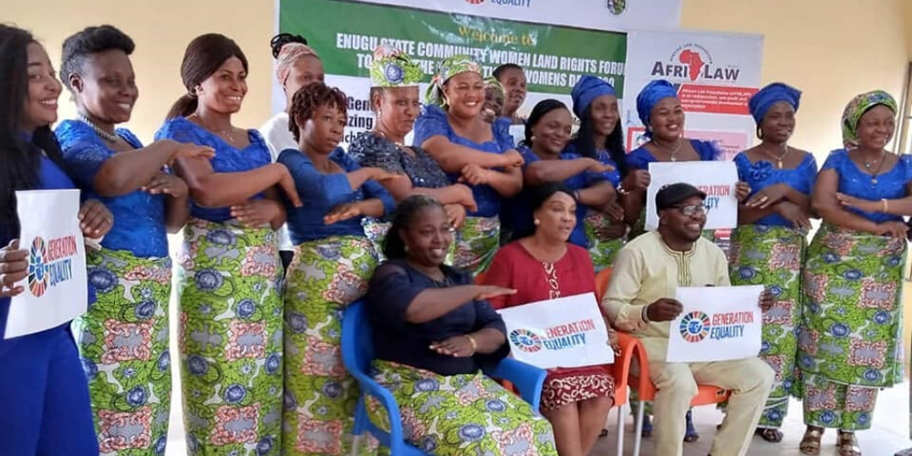 Les femmes de l'État d'Enugu s'arrêtent pour une photo pendant le forum